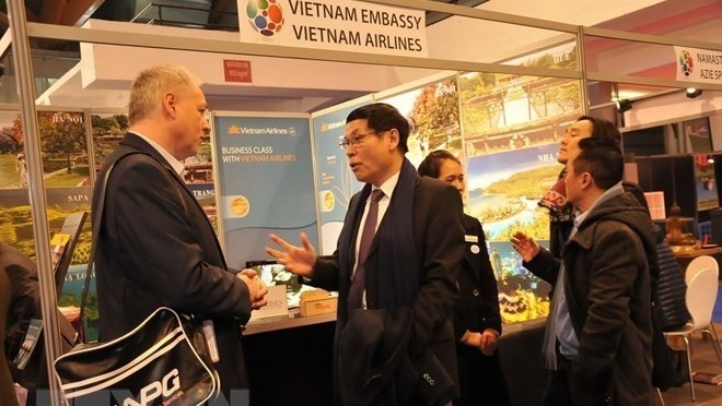 Vietnamese Ambassador to Belgium Vu Anh Quang (second from left) visits Vietnam's booth at Holiday Fair 2019 (Source: VNA)
