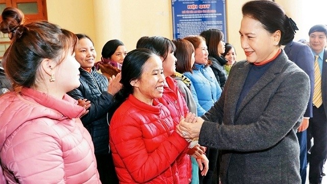 NA Chairwoman Nguyen Thi Kim Ngan visits and presents gifts to over 400 workers in difficult circumstances in Hai Duong province.