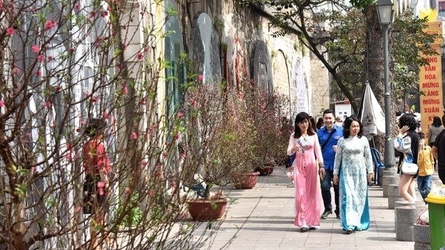 Hanoians flock to the streets as the spring atmosphere is in full swing.