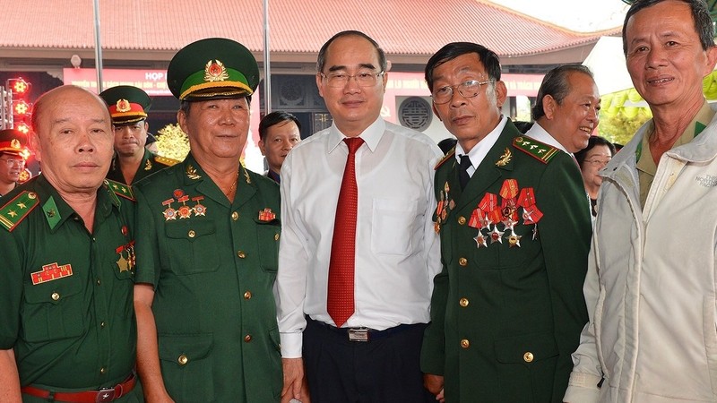 Ho Chi Minh City Secretary Nguyen Thien Nhan and former revolutionaries (Photo: SSGP)