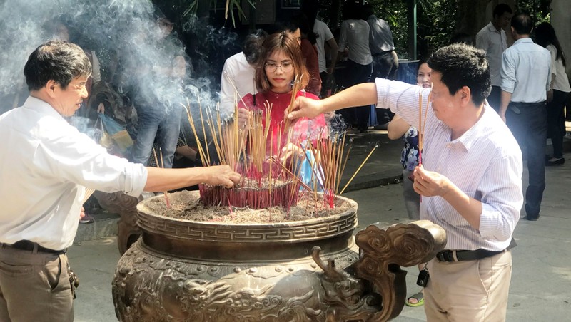 Tens of thousands of visitors flock to the Hung Kings Temple in Phu Tho province during the first days of the Lunar New Year to offer incense to the nation’s founders.