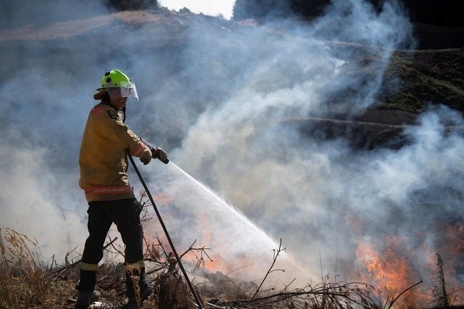 New Zealand Defence Force firefighters combat the Richmond fire near Nelson, South Island, New Zealand, February 8, 2019. (Photo: Chad Sharman/New Zealand Defence Force/Handout via Reuters).