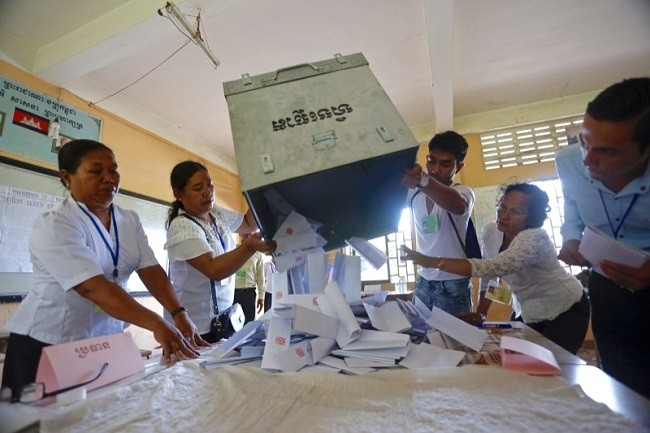 (Illustrative Image).Polling station workers begin to count votes in Phnom Penh’s Chamkar Mon district on June 4, 2017. (File photo: The Cambodia Daily).