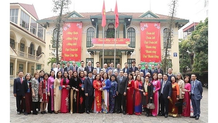 Overseas Vietnamese join a group photo at the Vietnam Fatherland Front Central Committee Office (Photo: NDO)