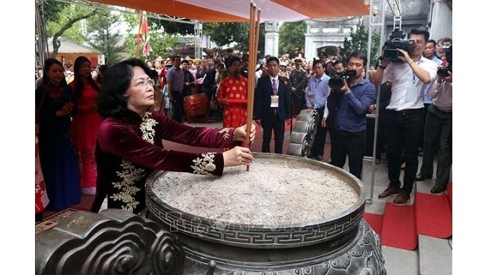 Vice President Dang Thi Ngoc Thinh offers incense at the festival. (Photo: VNA)