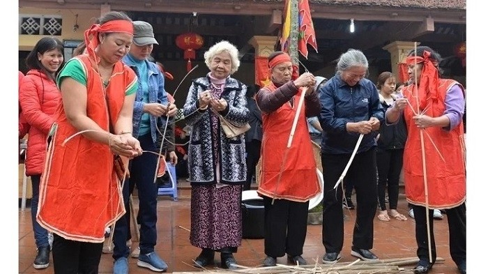 With the throbbing drum, four teams (corresponding to the four “giap” - an ancient administrative unit in the village) participate in the rice cooking contest with the enthusiastic cheers of local people and visitors.