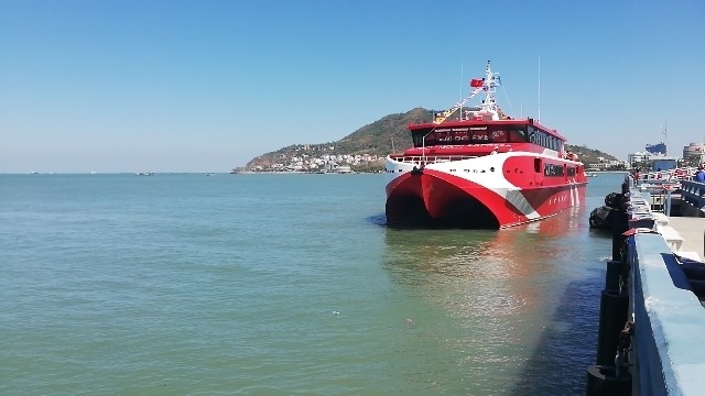 Con Dao Express 36 allows a maximum speed of 35 nautical miles per hour.