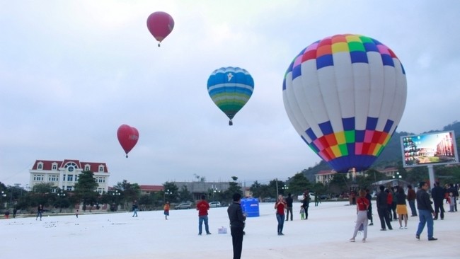 The colourful air balloons at the festival (Photo: VOV)