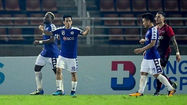 Captain Van Quyet (No. 10) scores the decisive goal from the penalty spot to help take Hanoi FC through to the AFC Champions League playoffs. (Photo: Hanoi FC)