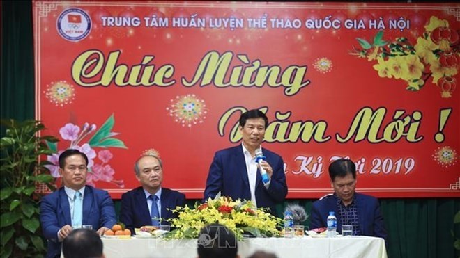 Minister of Culture, Sports, and Tourism Nguyen Ngoc Thien speaks with athletes and coaches at the Hanoi National Sport Training Centre (Photo: VNA)
