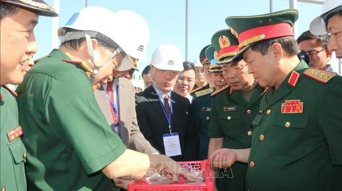 Minister of National Defence Gen. Ngo Xuan Lich inspects dioxin detoxification work at Bien Hoa airport (Photo: VNA) 