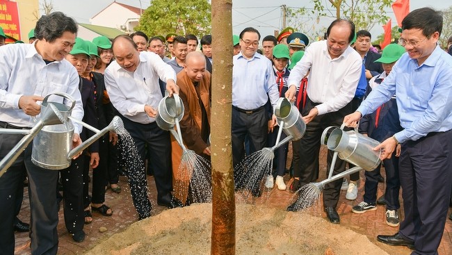 PM Nguyen Xuan Phuc (second from left)  launches the New Year Tree Planting Festival in Dong Anh district, Hanoi. (Photo: VGP)