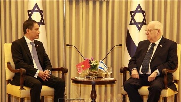 Vietnamese Ambassador to Israel Do Minh Hung (L) and Israeli President Reuven Rivlin (R) (Photo:VNA)