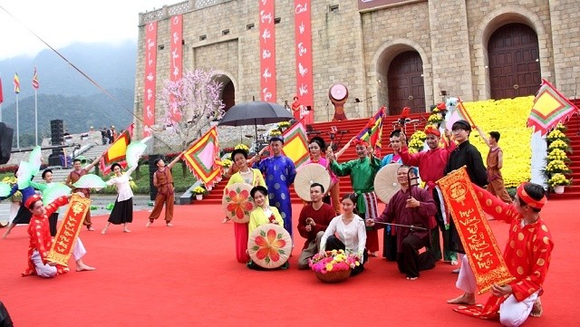 An arts performance at the opening ceremony of the Tay Yen Tu Spring Festival (Photo: baobacgiang.com.vn)