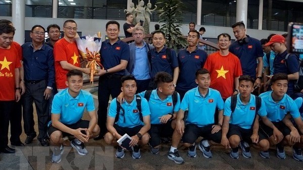 Members of Vietnam’s U22 football team pose for a group photo with staff of the Vietnamese Embassy in Cambodia and fans (Photo: VNA)