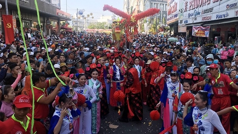 Streets in Thu Dau Mot was packed with people attending a festival to mark the first full-moon day of the lunar new year. (Photo: NDO/Trinh Binh)