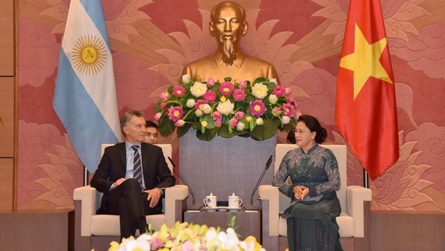 NA Chairwoman Nguyen Thi Kim Ngan (R) meets with Argentine President Mauricio Macri (Photo: NDO/Duy Linh)