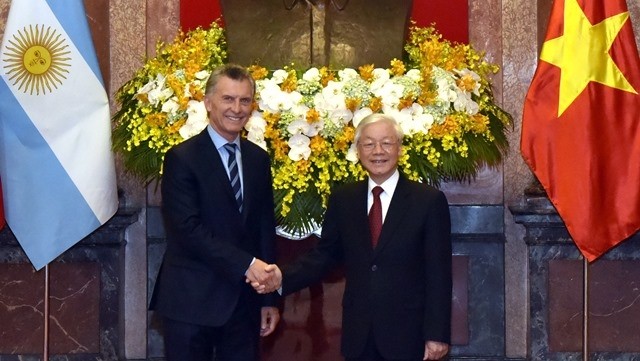 Party General Secretary and President of Vietnam Nguyen Phu Trong (R) shakes hands with President of Argentina Mauricio Macri before their talks in Hanoi on February 20. (Photo: NDO/Duy Linh)
