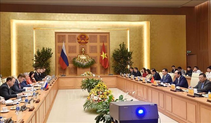 Minister and Chairman of the Government Office Mai Tien Dung hosts a working session with a delegation of Russian experts and firms in Hanoi on February 18. (Photo:VNA)