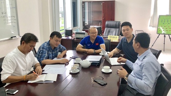 Coach Park Hang-seo (centre) discusses selecting players for the Vietnam U23 team with VFF representatives and coach Hoang Anh Tuan (far left) on February 20. (Photo: VFF)