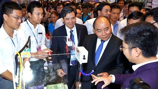 Prime Minister Nguyen Xuan Phuc (R) attends the opening of the National Creative Innovation Day - Techfest 2018 in November last year. (Photo: NDO/Anh Dao)
