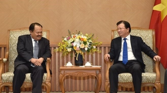 Vietnamese Deputy Prime Minister Trinh Dinh Dung (R) and Lao Minister of Energy and Mines Khammany Inthirath (Source: VNA) 