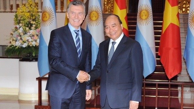 Prime Minister Nguyen Xuan Phuc (R) and Argentine President Mauricio Macri (Photo: NDO/Tran Hai)