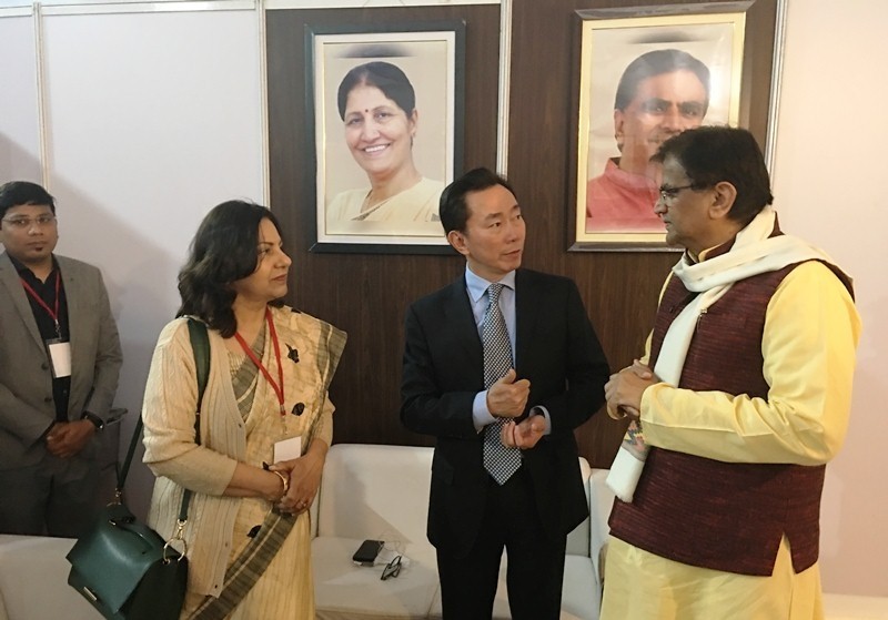 Vietnamese Ambassador to India Pham Sanh Chau (C) talks with Haryana Agriculture and Farmers' Welfare Minister O.P Dhankar. (Photo: Vietnamese Embassy to India)