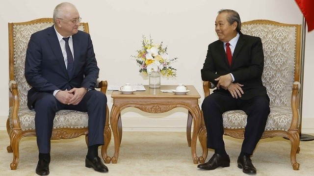 Permanent Deputy Prime Minister Truong Hoa Binh (R) and Alexander Anikin, Deputy Head of the Anti-Corruption Department of the Russian President (Source: VNA)