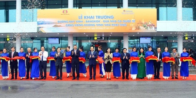 Delegates cut the ribbon to launch the Vinh-Bangkok air route. (Photo: kinhtedothi.vn)