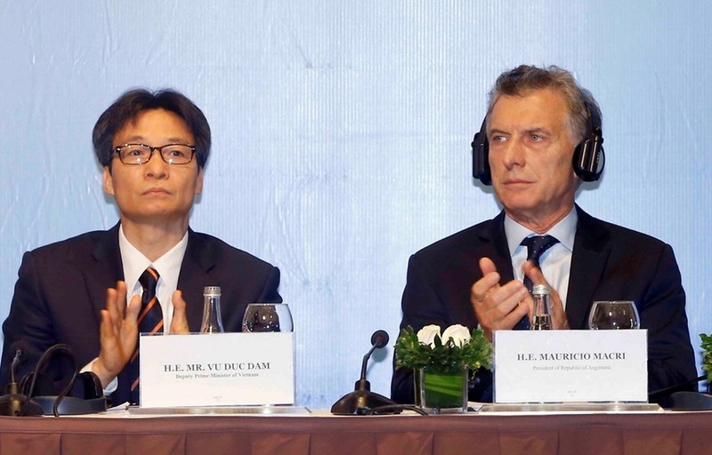 President of Argentina  Mauricio Macri (right) and Vietnamese Deputy PM Vu Duc Dam at the Forum (Photo: VNA)