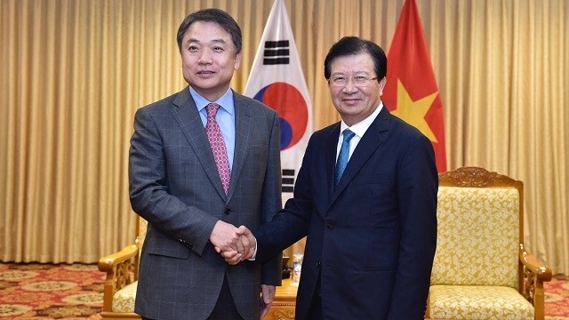 Deputy Prime Minister Trinh Dinh Dung (R) receives Vice Chairman of Hyundai Engineering & Construction Co. Chung Jin-haeng in Hanoi on February 22. (Photo: VGP)