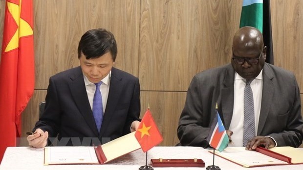 Ambassador Dang Dinh Quy, head of Vietnam’s mission to the UN, and Ambassador Akuei Bona Malwal, head of South Sudan’s mission to the UN, sign a joint communique on establishing diplomatic relations between the two countries. (Photo: VNA)