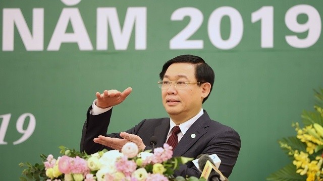 Deputy PM Vuong Dinh Hue speaks at the conference. (Photo: VGP)