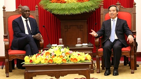 Head of the Central Economic Commission Nguyen Van Binh and the World Bank's WB’s Vice President for Infrastructure Makhtar Diop. (Photo: Dai Bieu Nhan Dan)