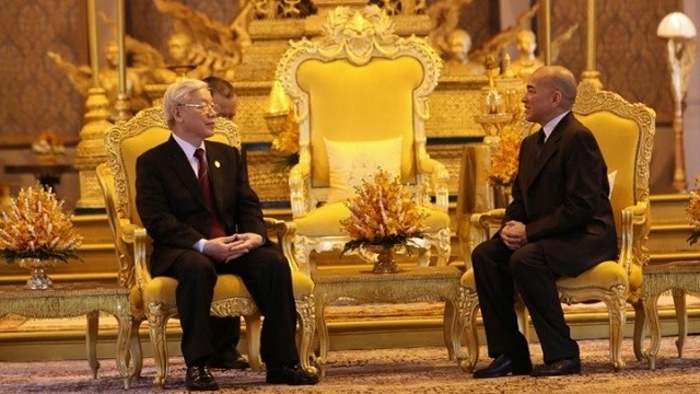General Secretary Nguyen Phu Trong (L) and King Norodom Sihamoni hold talks during the Vietnamese leader’s visit to Cambodia in July 2017. (Photo: VOV)