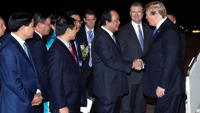 US President Donald Trump shakes hand with Minister-Chairman of the Government Office Mai Tien Dung (Photo: VNA)
