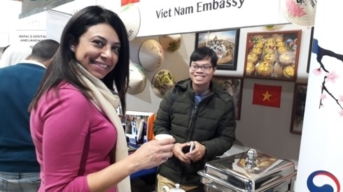 A visitor is enjoying Vietnamese coffee. (Photo: VOV)
