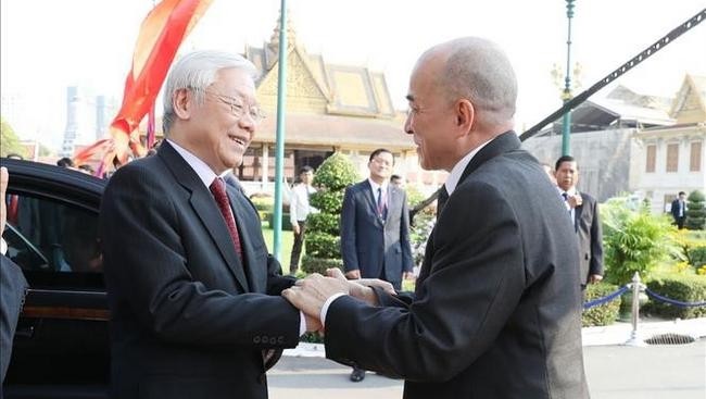 Cambodian King Norodom Sihamoni (right) welcomes Vietnamese Party General Secretary and President Nguyen Phu Trong. (Photo: VNA)