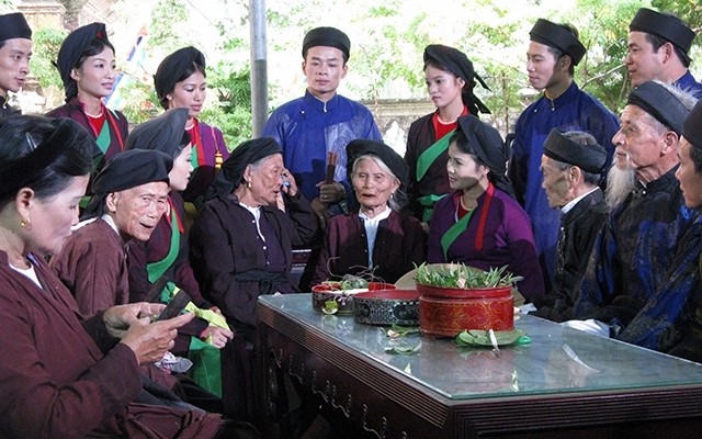 Quan Ho artisans in Diem village, Hoa Long commune, are exchanging with young artists.