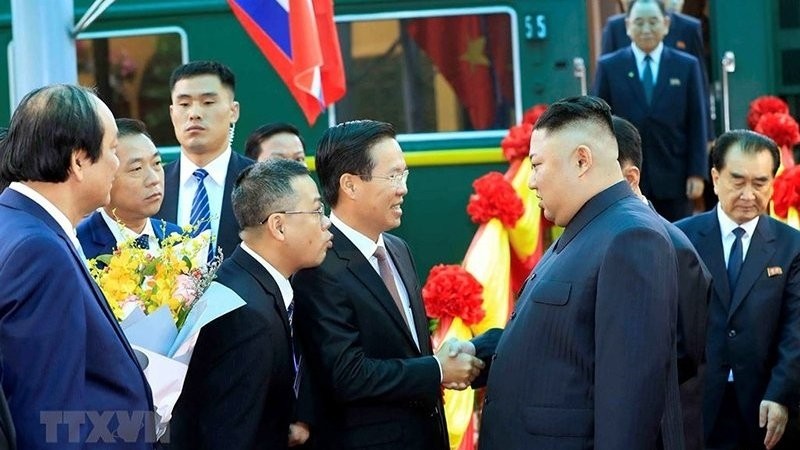 DPRK Chairman Kim Jong Un was welcomed by Vietnamese officials at Dong Dang Station. (Photo: VNA)