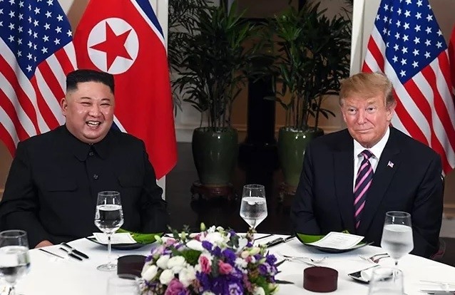 DPRK Chairman Kim Jong Un and US President Donald Trump attend a working dinner in Hanoi on February 27. (Photo: VNA)