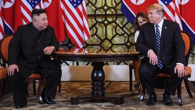 US President Donald Trump (R) and DPRK Chairman Kim Jong Un at the second DPRK - USA summit in Hanoi (Photo: AFP/VNA)