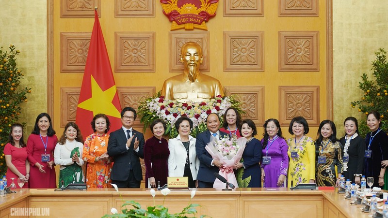 Prime Minister Nguyen Xuan Phuc and outstanding businesswomen (Photo: VGP)