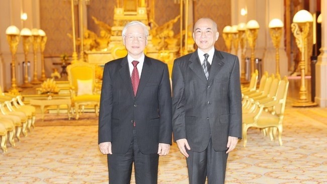 Party General Secretary and President Nguyen Phu Trong (left) and Cambodian King Norodom Sihamoni (Photo: VNA)