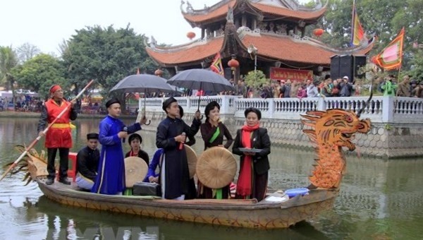 A performance of quan ho on a boat in Bac Ninh province.