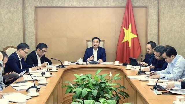 Deputy Prime Minister Vuong Dinh Hue has asked for inspections and settlement of violations related to P2P lending model. (Photo: VGP)