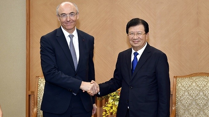 Deputy PM Trinh Dinh Dung (right) receives the leader of Air Liquide’s Executive Committee. (Photo: VGP)