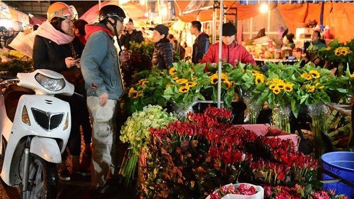 The market is full of visitors who have come to pick up fresh and beautiful bunches of flowers.