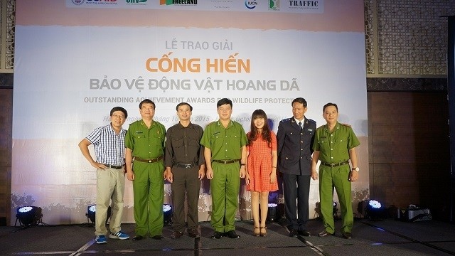 The seven winners of the second Outstanding Service in Wildlife Protection Awards 2015, including female reporter Le Thi Hong Van (third from R) from Nhan Dan Online. (Photo: ENV) 